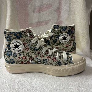 Converse Chuck Taylor Lift
Platform Floral Tapestry Women’s Sz 11